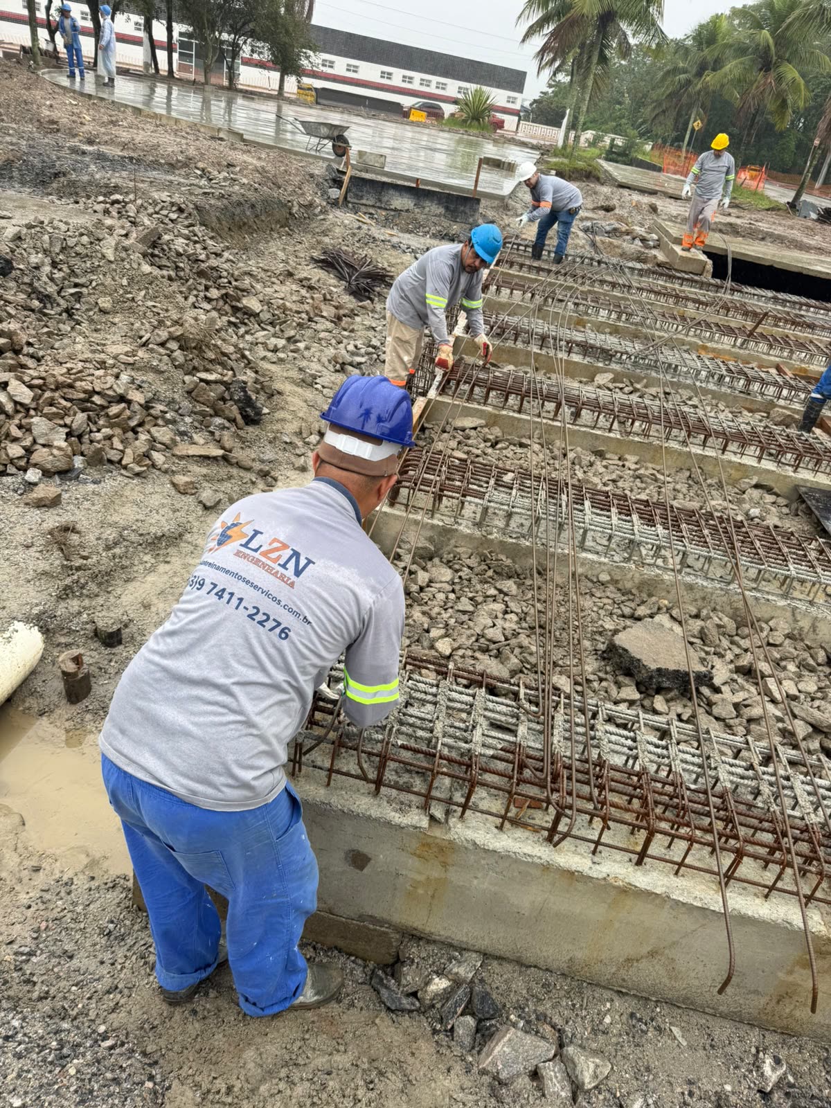 Profissional da LZN Engenharia supervisionando armação de aço em fundação